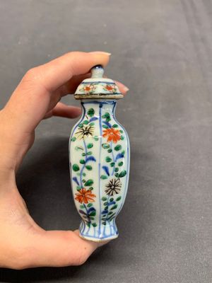 A rare Chinese famille verte garniture of five miniature vases with floral design, Kangxi — photo 18
