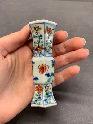 A rare Chinese famille verte garniture of five miniature vases with floral design, Kangxi — photo 12