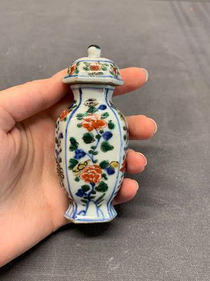 A rare Chinese famille verte garniture of five miniature vases with floral design, Kangxi — photo 2