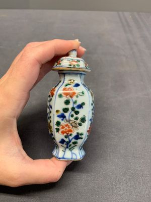 A rare Chinese famille verte garniture of five miniature vases with floral design, Kangxi — photo 28