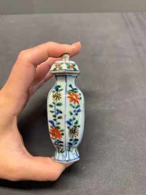 A rare Chinese famille verte garniture of five miniature vases with floral design, Kangxi — photo 29
