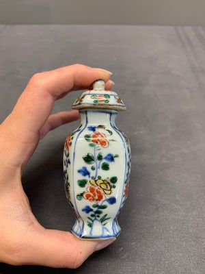 A rare Chinese famille verte garniture of five miniature vases with floral design, Kangxi — photo 30