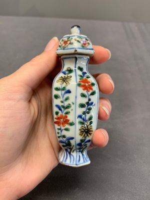 A rare Chinese famille verte garniture of five miniature vases with floral design, Kangxi — photo 3
