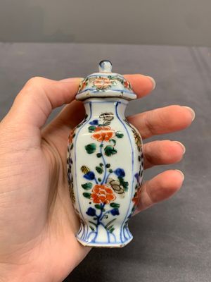 A rare Chinese famille verte garniture of five miniature vases with floral design, Kangxi — photo 4