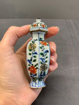 A rare Chinese famille verte garniture of five miniature vases with floral design, Kangxi — photo 5