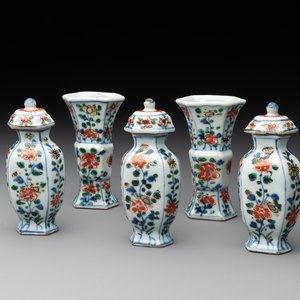 A rare Chinese famille verte garniture of five miniature vases with floral design, Kangxi — photo 1