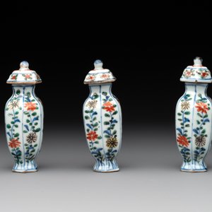 A rare Chinese famille verte garniture of five miniature vases with floral design, Kangxi — photo 11