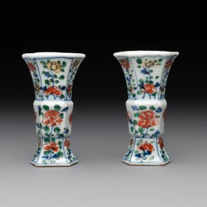 A rare Chinese famille verte garniture of five miniature vases with floral design, Kangxi — photo 2