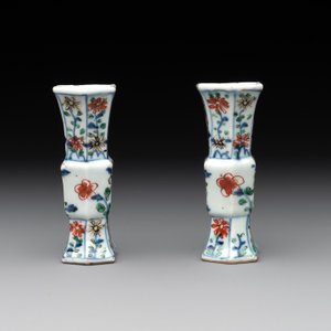 A rare Chinese famille verte garniture of five miniature vases with floral design, Kangxi — photo 3