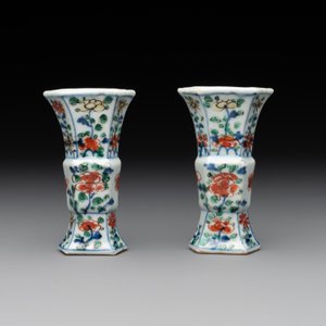 A rare Chinese famille verte garniture of five miniature vases with floral design, Kangxi — photo 4