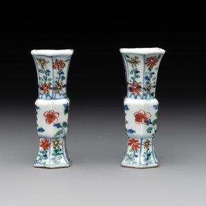 A rare Chinese famille verte garniture of five miniature vases with floral design, Kangxi — photo 5