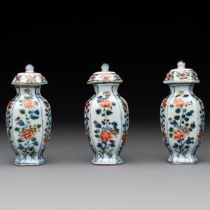 A rare Chinese famille verte garniture of five miniature vases with floral design, Kangxi — photo 8