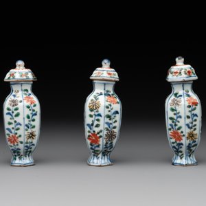 A rare Chinese famille verte garniture of five miniature vases with floral design, Kangxi — photo 9