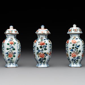 A rare Chinese famille verte garniture of five miniature vases with floral design, Kangxi — photo 10