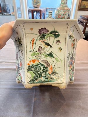 A rare Chinese famille verte hexagonal jardinière with birds among flowering branches, double Fu mark, Kangxi — 照片 1