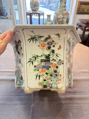 A rare Chinese famille verte hexagonal jardinière with birds among flowering branches, double Fu mark, Kangxi — 照片 2