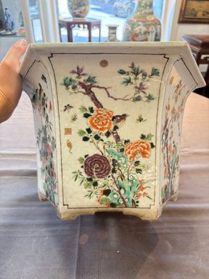 A rare Chinese famille verte hexagonal jardinière with birds among flowering branches, double Fu mark, Kangxi — 照片 3