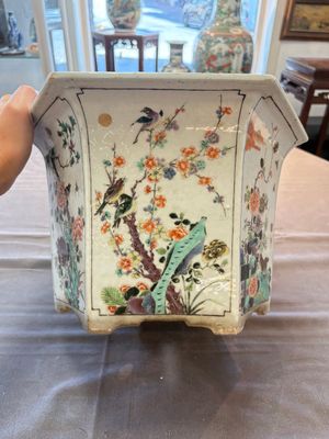 A rare Chinese famille verte hexagonal jardinière with birds among flowering branches, double Fu mark, Kangxi — 照片 5