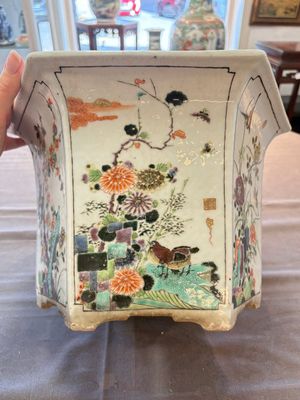 A rare Chinese famille verte hexagonal jardinière with birds among flowering branches, double Fu mark, Kangxi — 照片 6