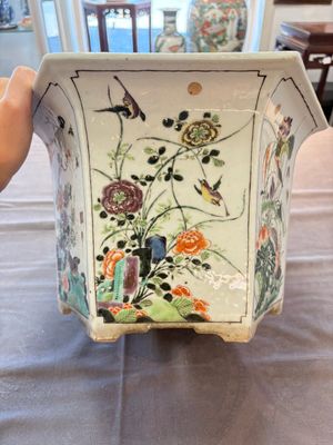 A rare Chinese famille verte hexagonal jardinière with birds among flowering branches, double Fu mark, Kangxi — 照片 8