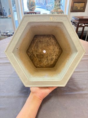 A rare Chinese famille verte hexagonal jardinière with birds among flowering branches, double Fu mark, Kangxi — 照片 9