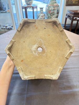 A rare Chinese famille verte hexagonal jardinière with birds among flowering branches, double Fu mark, Kangxi — 照片 10