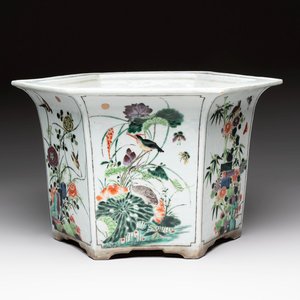 A rare Chinese famille verte hexagonal jardinière with birds among flowering branches, double Fu mark, Kangxi — 照片 1