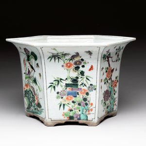 A rare Chinese famille verte hexagonal jardinière with birds among flowering branches, double Fu mark, Kangxi — 照片 2