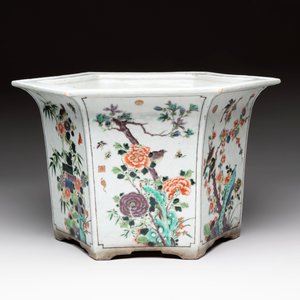 A rare Chinese famille verte hexagonal jardinière with birds among flowering branches, double Fu mark, Kangxi — 照片 3