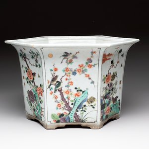 A rare Chinese famille verte hexagonal jardinière with birds among flowering branches, double Fu mark, Kangxi — 照片 4