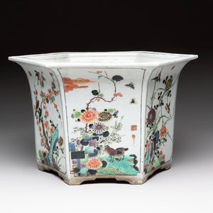 A rare Chinese famille verte hexagonal jardinière with birds among flowering branches, double Fu mark, Kangxi — 照片 5