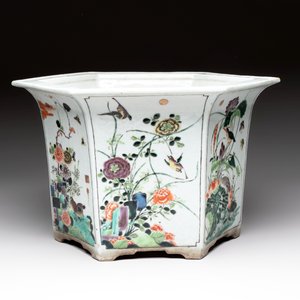 A rare Chinese famille verte hexagonal jardinière with birds among flowering branches, double Fu mark, Kangxi — 照片 6