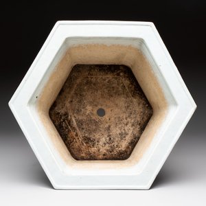 A rare Chinese famille verte hexagonal jardinière with birds among flowering branches, double Fu mark, Kangxi — 照片 7
