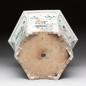 A rare Chinese famille verte hexagonal jardinière with birds among flowering branches, double Fu mark, Kangxi — 照片 8