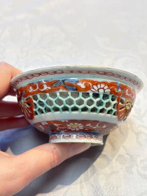 A rare Chinese famille verte reticulated double-walled cup and saucer, artemisia leaf mark, Kangxi — photo 12