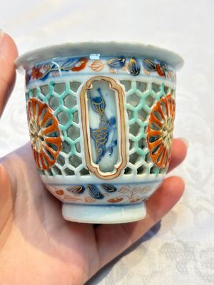 A rare Chinese famille verte reticulated double-walled cup and saucer, artemisia leaf mark, Kangxi — photo 2