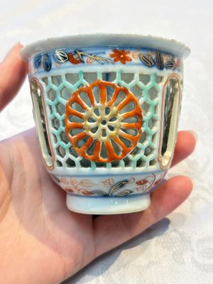 A rare Chinese famille verte reticulated double-walled cup and saucer, artemisia leaf mark, Kangxi — photo 3