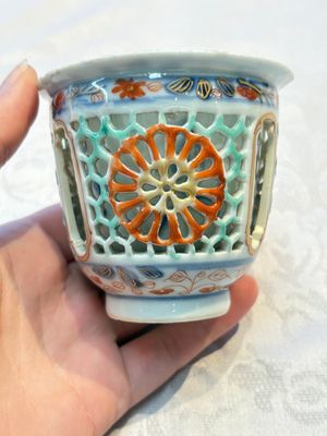 A rare Chinese famille verte reticulated double-walled cup and saucer, artemisia leaf mark, Kangxi — photo 5