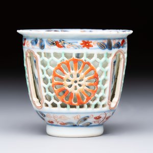 A rare Chinese famille verte reticulated double-walled cup and saucer, artemisia leaf mark, Kangxi — photo 3