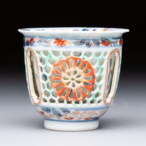 A rare Chinese famille verte reticulated double-walled cup and saucer, artemisia leaf mark, Kangxi — photo 5