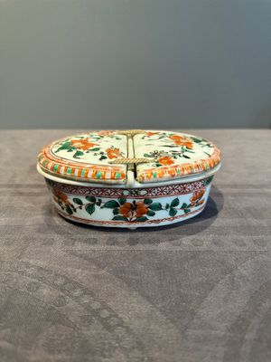 A rare Chinese famille verte spice box and cover, Kangxi — photo 1