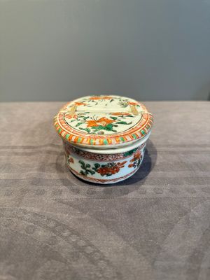 A rare Chinese famille verte spice box and cover, Kangxi — photo 2