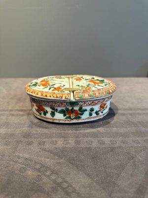 A rare Chinese famille verte spice box and cover, Kangxi — photo 3