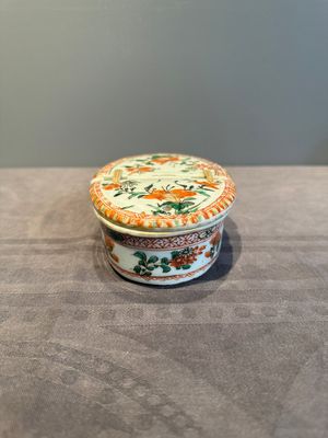 A rare Chinese famille verte spice box and cover, Kangxi — photo 4