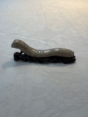 A rare Chinese ge-type model of a silkworm on wooden stand, 18th C. — photo 1