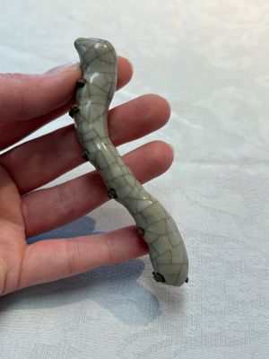 A rare Chinese ge-type model of a silkworm on wooden stand, 18th C. — photo 2