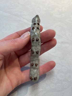 A rare Chinese ge-type model of a silkworm on wooden stand, 18th C. — photo 5
