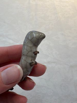 A rare Chinese ge-type model of a silkworm on wooden stand, 18th C. — photo 6