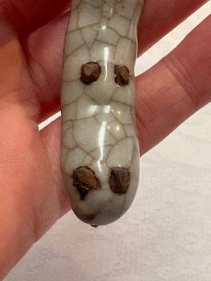 A rare Chinese ge-type model of a silkworm on wooden stand, 18th C. — photo 8