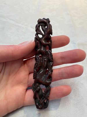A rare Chinese ge-type model of a silkworm on wooden stand, 18th C. — photo 9